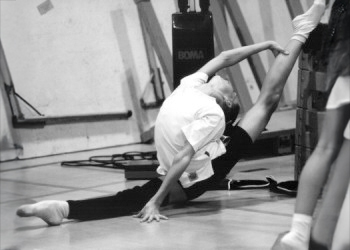 a girl doing ballet rhythm training